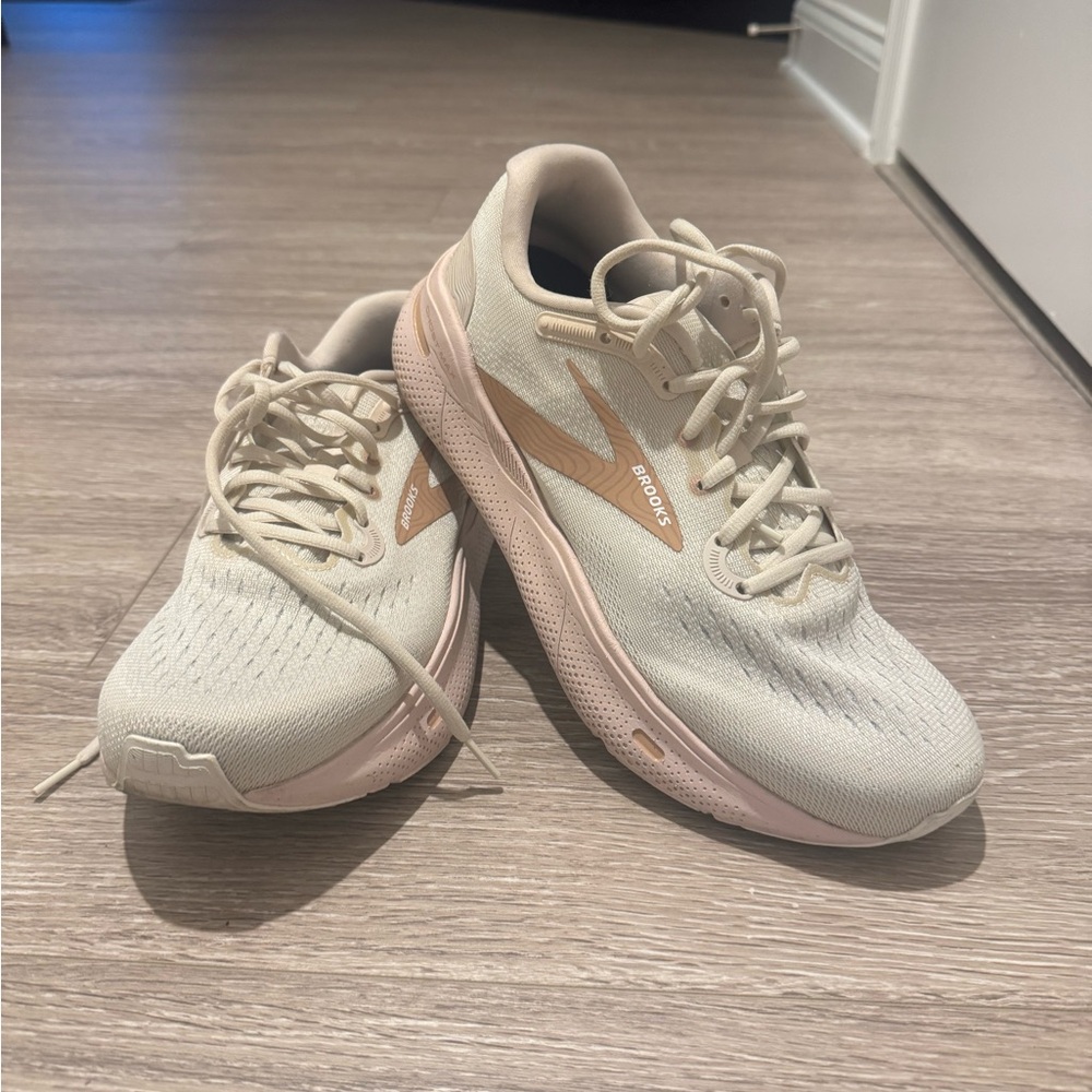 Brooks Ghost Max running shoes, size 11 women’s